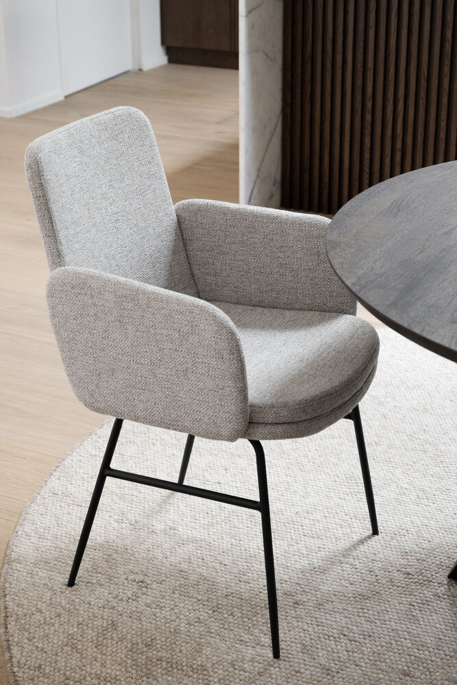 Conklin karmstol ljusbeige tyg/svarta metallben, en produkt av hög kvalitet till bra pris från Ulfåsa möbler