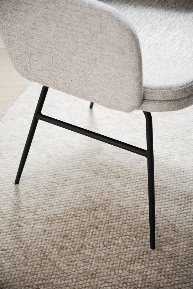 Conklin karmstol ljusbeige tyg/svarta metallben, en produkt av hög kvalitet till bra pris från Ulfåsa möbler