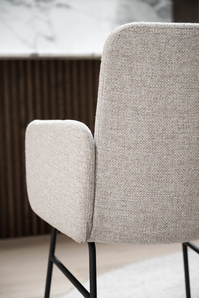 Conklin karmstol ljusbeige tyg/svarta metallben, en produkt av hög kvalitet till bra pris från Ulfåsa möbler