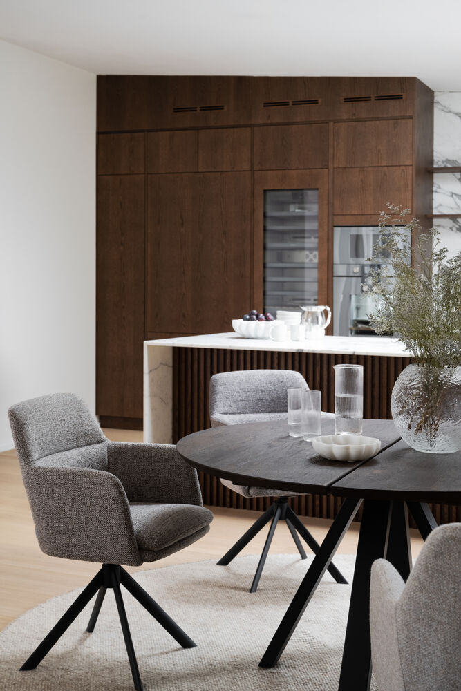 Gladstone karmstol mörkbeige tyg/svart metall snurr-tilt, en produkt av hög kvalitet till bra pris från Ulfåsa möbler