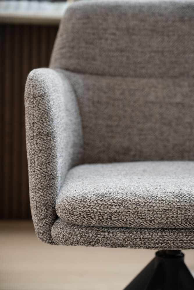 Gladstone karmstol mörkbeige tyg/svart metall snurr-tilt, en produkt av hög kvalitet till bra pris från Ulfåsa möbler