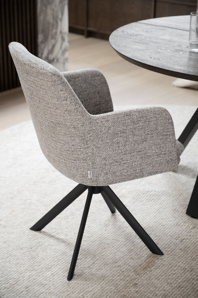 Gladstone karmstol mörkbeige tyg/svart metall snurr-tilt, en produkt av hög kvalitet till bra pris från Ulfåsa möbler