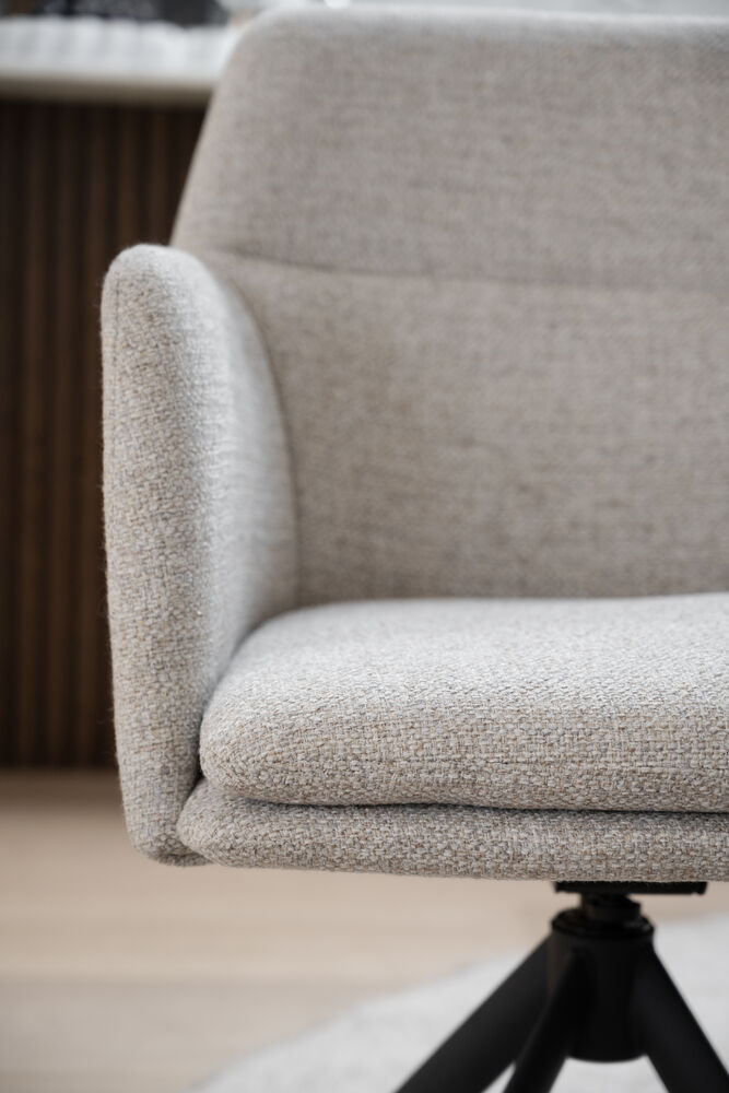 Gladstone karmstol ljusbeige tyg/svart metall snurr-tilt, en produkt av hög kvalitet till bra pris från Ulfåsa möbler