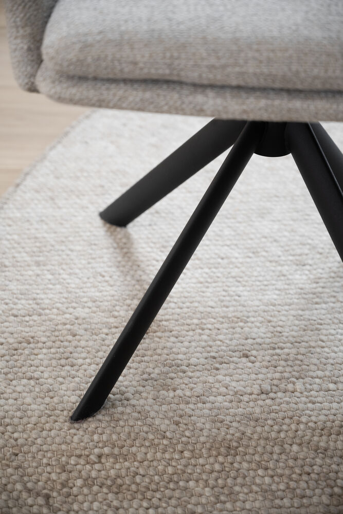 Gladstone karmstol ljusbeige tyg/svart metall snurr-tilt, en produkt av hög kvalitet till bra pris från Ulfåsa möbler