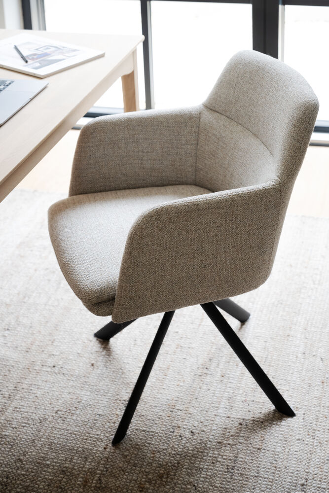 Gladstone karmstol ljusbeige tyg/svart metall snurr-tilt, en produkt av hög kvalitet till bra pris från Ulfåsa möbler