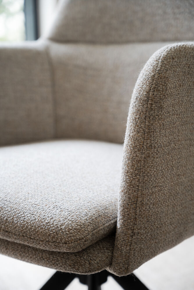 Gladstone karmstol ljusbeige tyg/svart metall snurr-tilt, en produkt av hög kvalitet till bra pris från Ulfåsa möbler