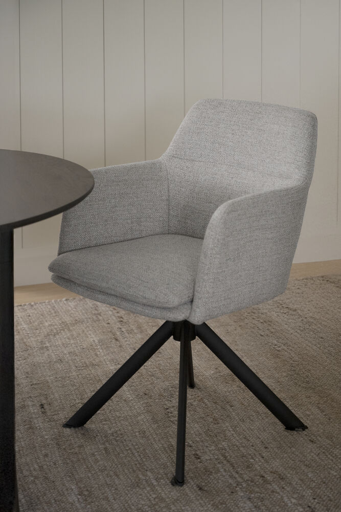 Gladstone karmstol ljusbeige tyg/svart metall snurr-tilt, en produkt av hög kvalitet till bra pris från Ulfåsa möbler