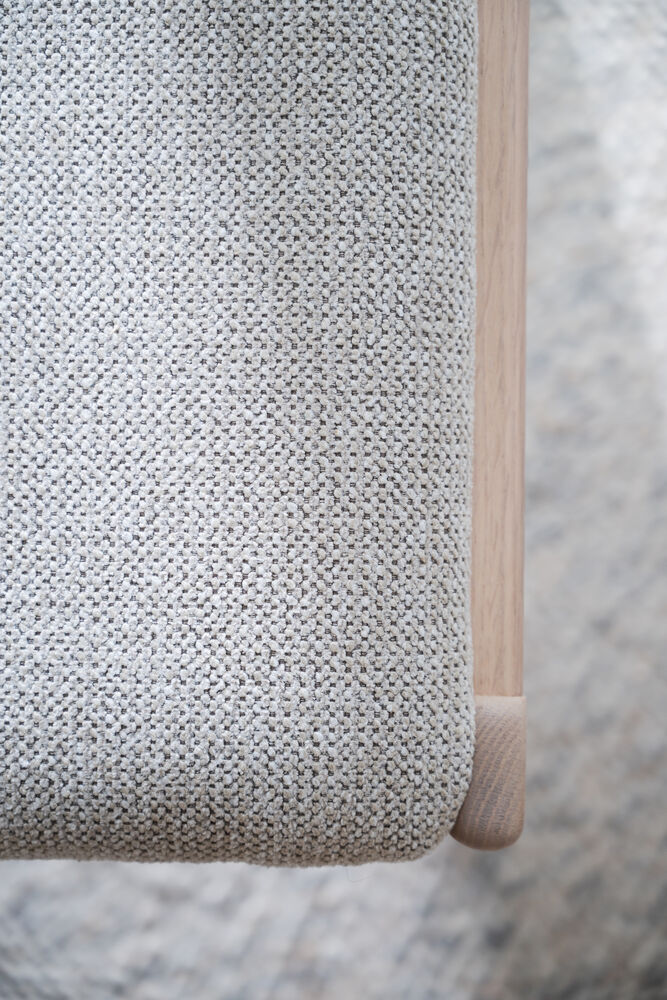 Kerwin stol vitpigmenterad ek/ljusbeige tyg, en produkt av hög kvalitet till bra pris från Ulfåsa möbler