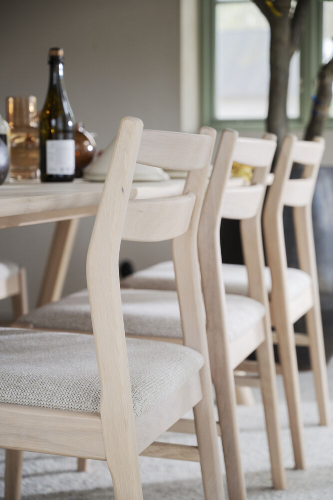 Kerwin stol vitpigmenterad ek/ljusbeige tyg, en produkt av hög kvalitet till bra pris från Ulfåsa möbler