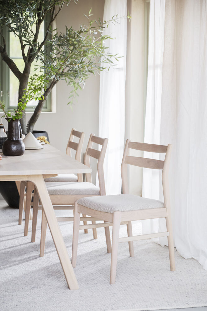 Kerwin stol vitpigmenterad ek/ljusbeige tyg, en produkt av hög kvalitet till bra pris från Ulfåsa möbler