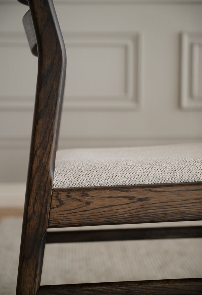 Kerwin stol brun ek/ljusbeige tyg, en produkt av hög kvalitet till bra pris från Ulfåsa möbler