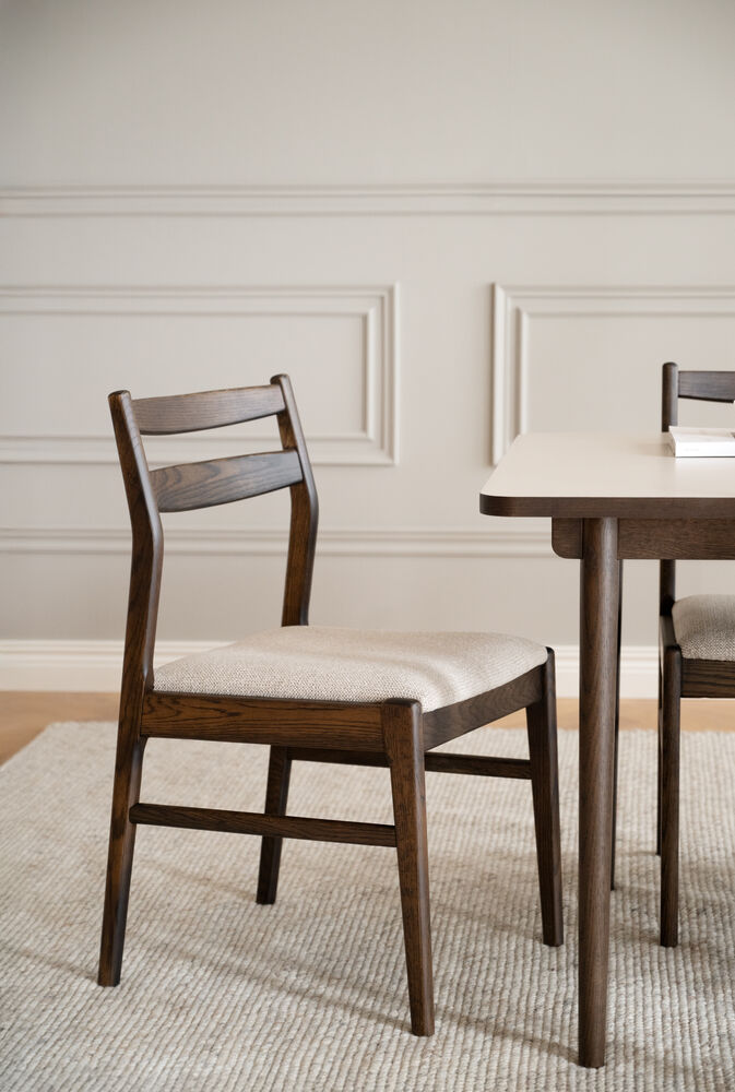 Kerwin stol brun ek/ljusbeige tyg, en produkt av hög kvalitet till bra pris från Ulfåsa möbler