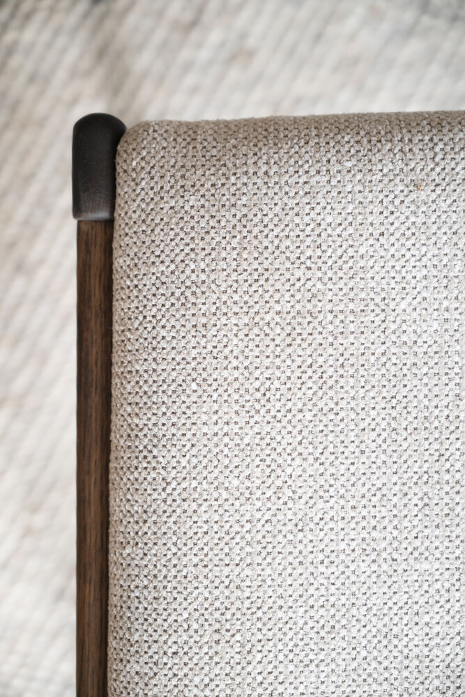 Kerwin stol brun ek/ljusbeige tyg, en produkt av hög kvalitet till bra pris från Ulfåsa möbler