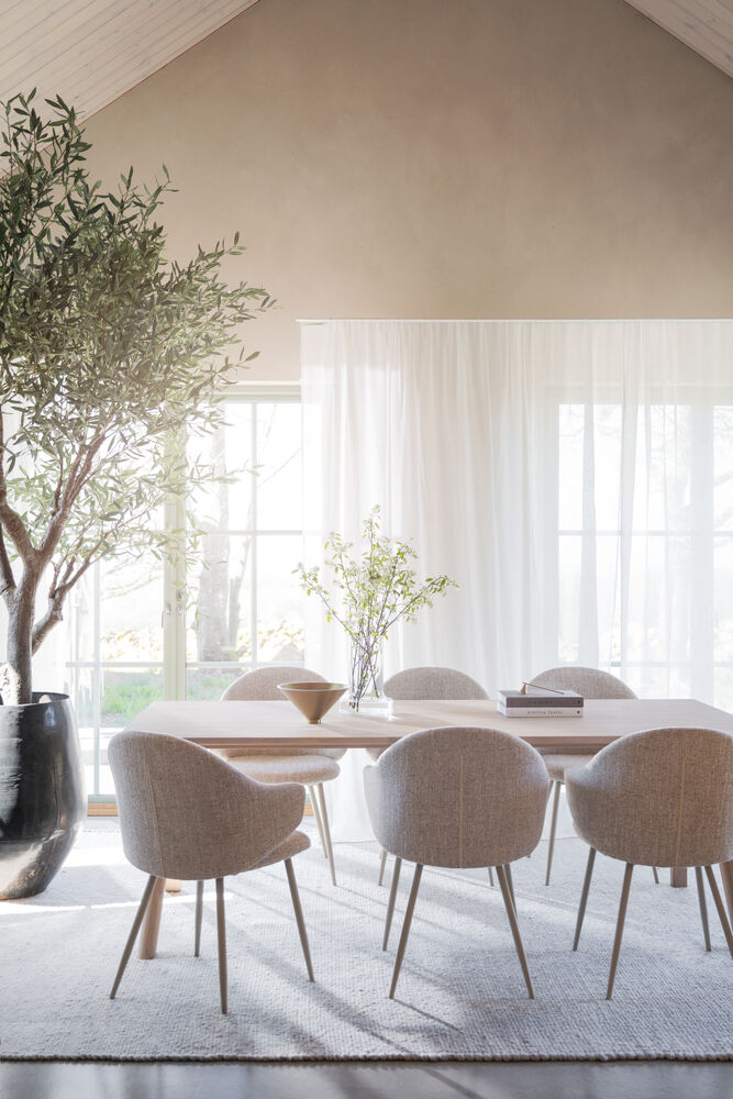 Drake karmstol beige tyg/beige metallben, en produkt av hög kvalitet till bra pris från Ulfåsa möbler