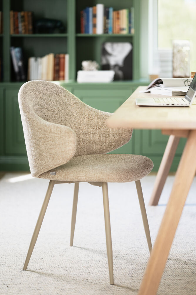 Drake karmstol beige tyg/beige metallben, en produkt av hög kvalitet till bra pris från Ulfåsa möbler