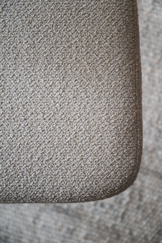 Herbster stol beige tyg/svarta metallben, en produkt av hög kvalitet till bra pris från Ulfåsa möbler