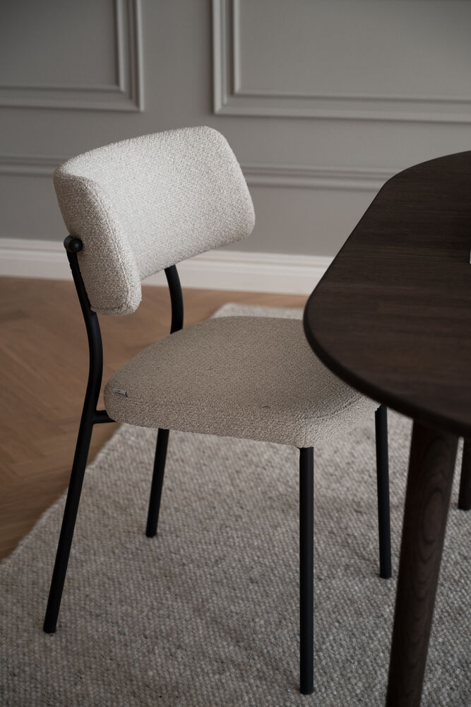 Herbster stol beige tyg/svarta metallben, en produkt av hög kvalitet till bra pris från Ulfåsa möbler