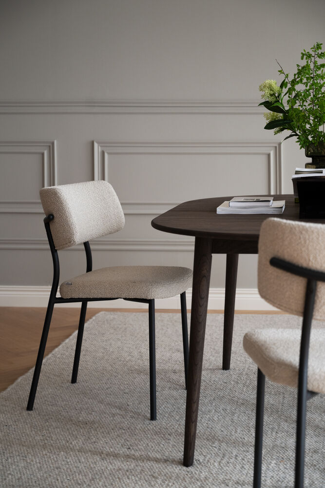 Herbster stol beige tyg/svarta metallben, en produkt av hög kvalitet till bra pris från Ulfåsa möbler