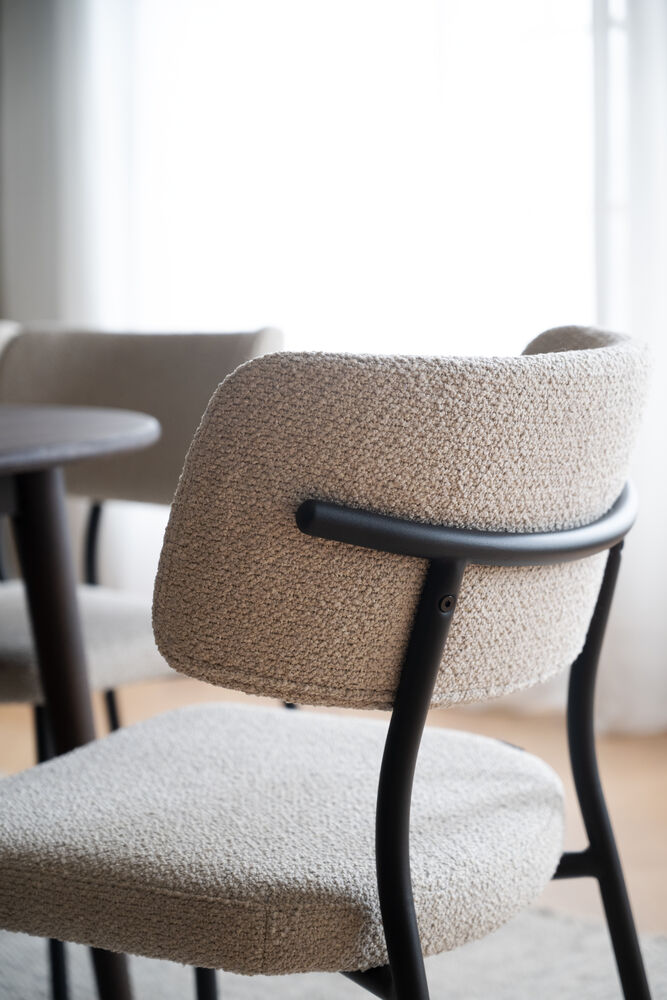Herbster stol beige tyg/svarta metallben, en produkt av hög kvalitet till bra pris från Ulfåsa möbler