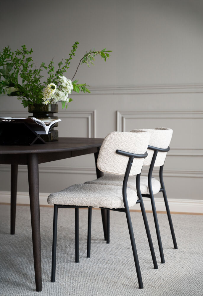 Herbster stol beige tyg/svarta metallben, en produkt av hög kvalitet till bra pris från Ulfåsa möbler