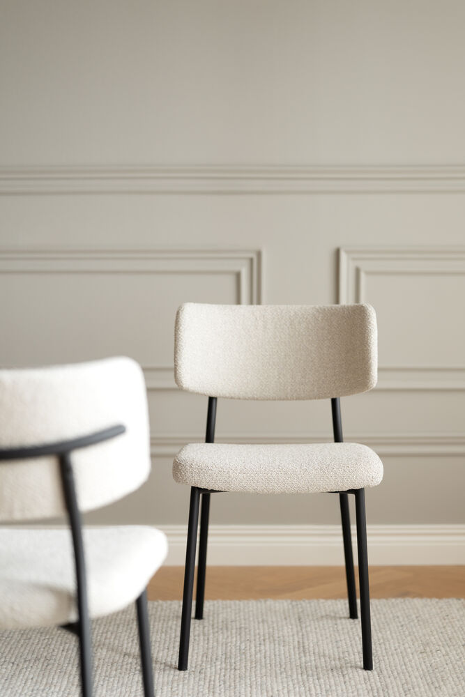 Herbster stol beige tyg/svarta metallben, en produkt av hög kvalitet till bra pris från Ulfåsa möbler