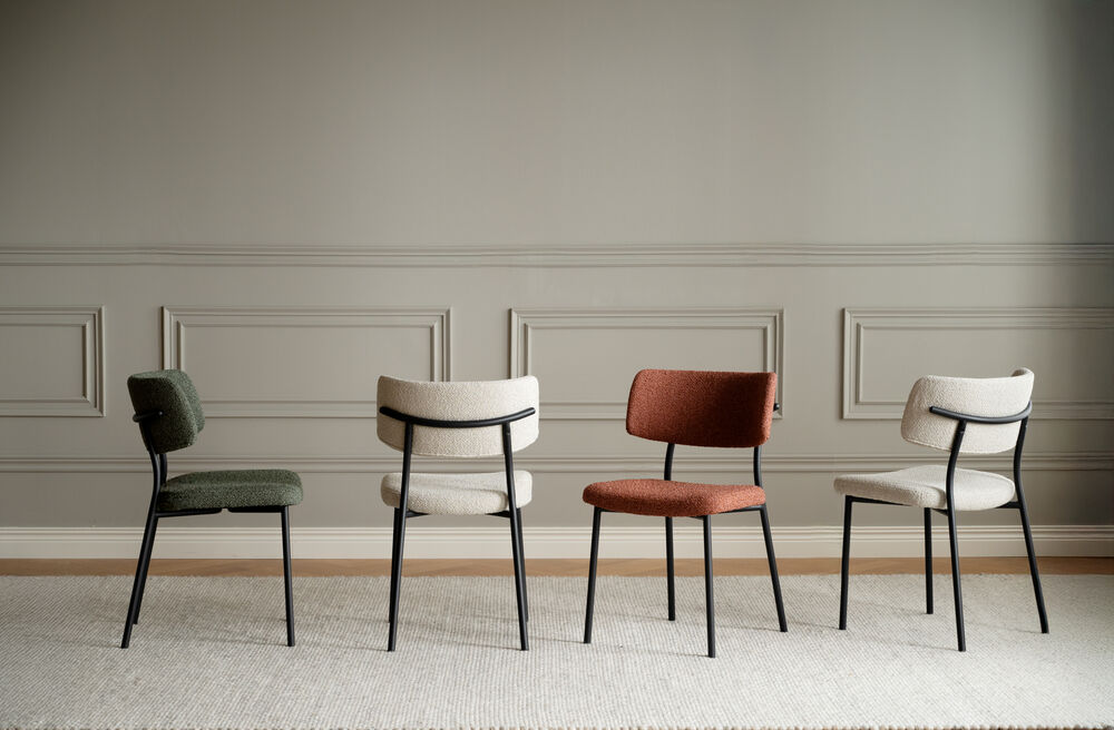 Herbster stol rött tyg/svarta metallben, en produkt av hög kvalitet till bra pris från Ulfåsa möbler