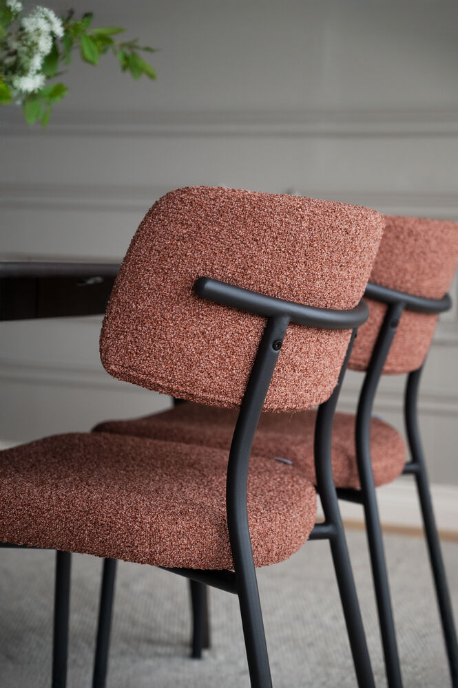 Herbster stol rött tyg/svarta metallben, en produkt av hög kvalitet till bra pris från Ulfåsa möbler