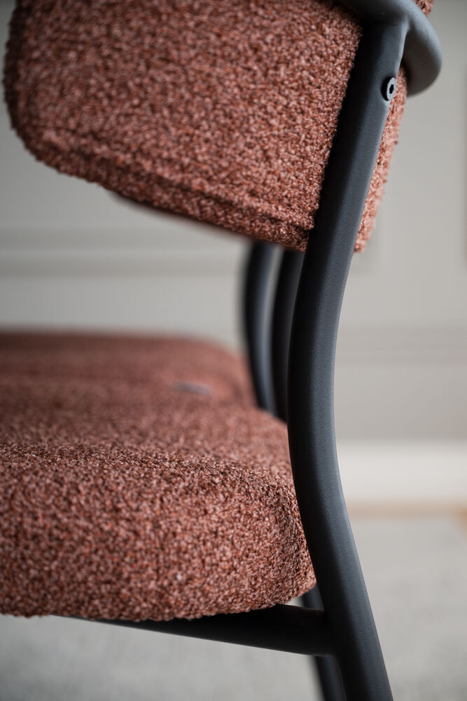 Herbster stol rött tyg/svarta metallben, en produkt av hög kvalitet till bra pris från Ulfåsa möbler