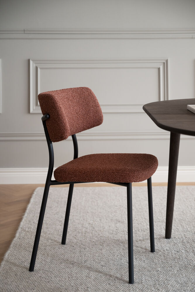 Herbster stol rött tyg/svarta metallben, en produkt av hög kvalitet till bra pris från Ulfåsa möbler