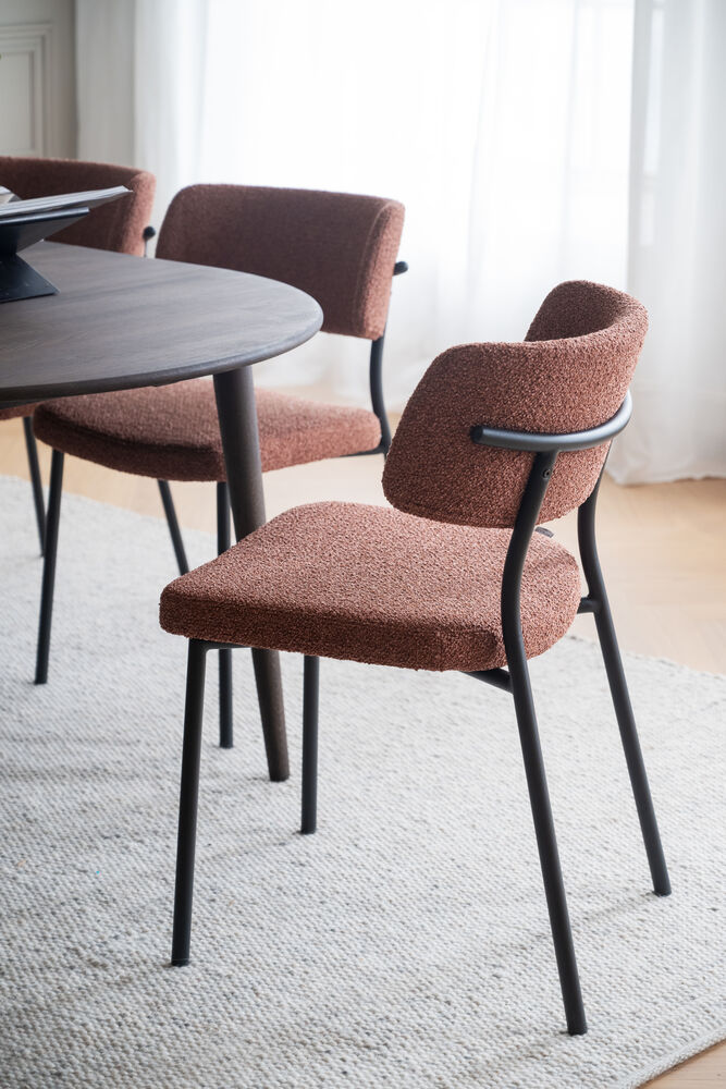 Herbster stol rött tyg/svarta metallben, en produkt av hög kvalitet till bra pris från Ulfåsa möbler