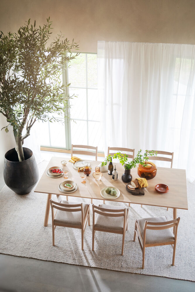 Kerwin stol vitpigmenterad ek/ljusbeige tyg, en produkt av hög kvalitet till bra pris från Ulfåsa möbler