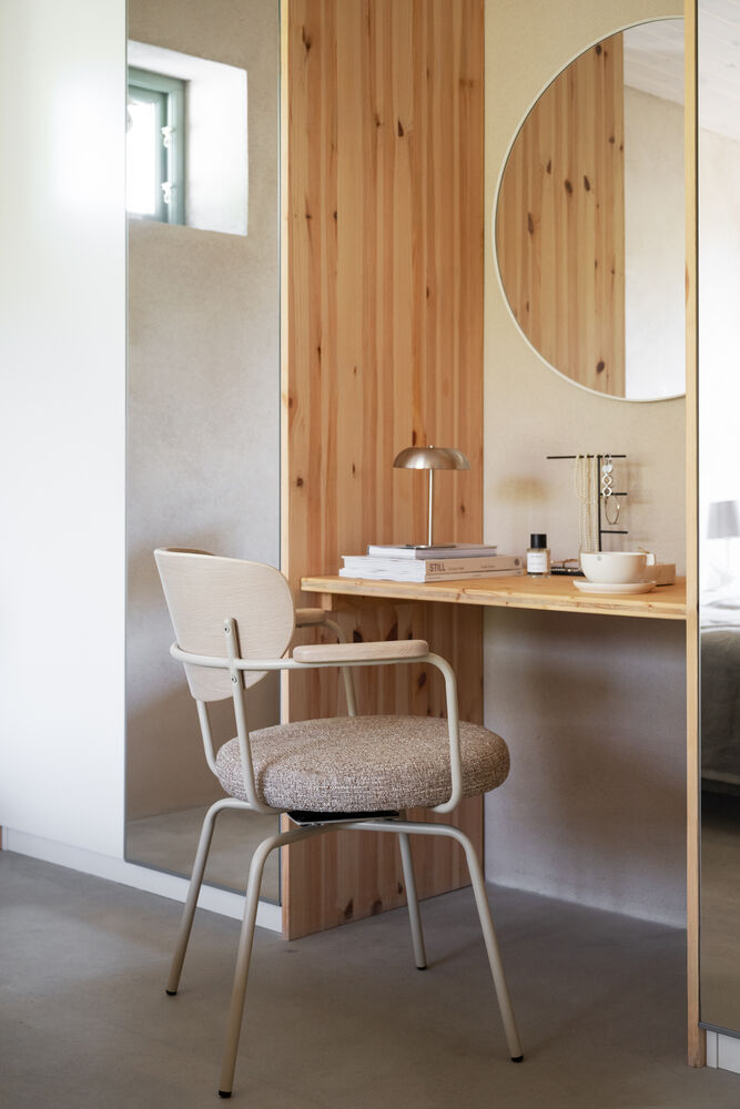 Merrick karmstol mörkbeige tyg/vitpigment ek/beige metall snurr, en produkt av hög kvalitet till bra pris från Ulfåsa möbler