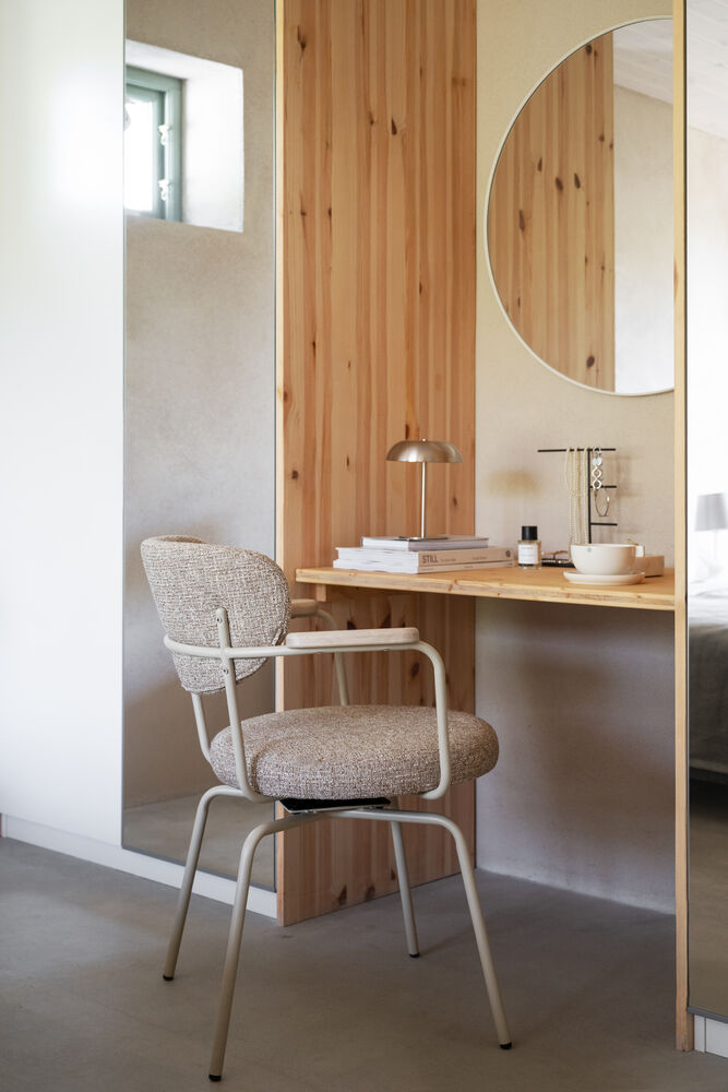 Merrick karmstol mörkbeige tyg/beige metall snurr, en produkt av hög kvalitet till bra pris från Ulfåsa möbler