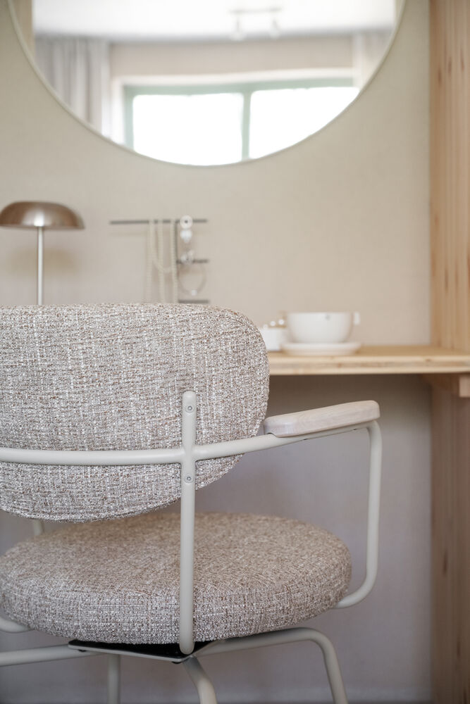 Merrick karmstol mörkbeige tyg/beige metall snurr, en produkt av hög kvalitet till bra pris från Ulfåsa möbler