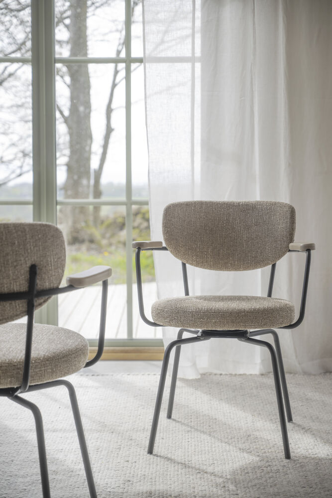 Merrick karmstol mörkbeige tyg/svart metall snurr, en produkt av hög kvalitet till bra pris från Ulfåsa möbler