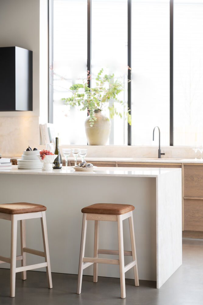 Livermore pall vitpigmenterad ek/brun läder-textil, en produkt av hög kvalitet till bra pris från Ulfåsa möbler