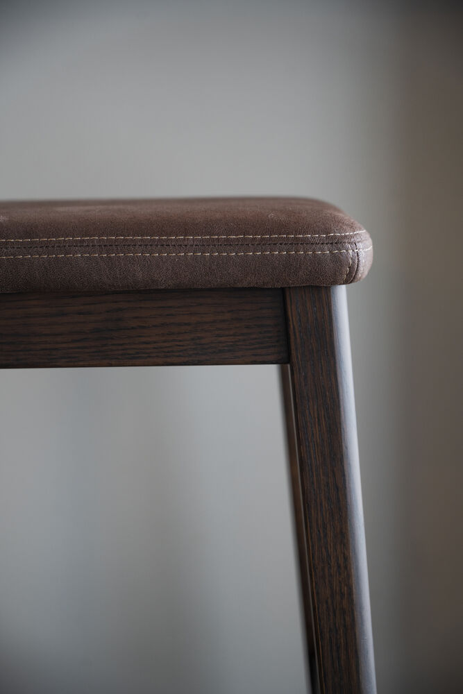 Livermore pall brun ek/mörkbrun läder-textil, en produkt av hög kvalitet till bra pris från Ulfåsa möbler