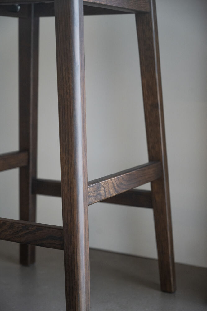 Livermore pall brun ek/mörkbrun läder-textil, en produkt av hög kvalitet till bra pris från Ulfåsa möbler