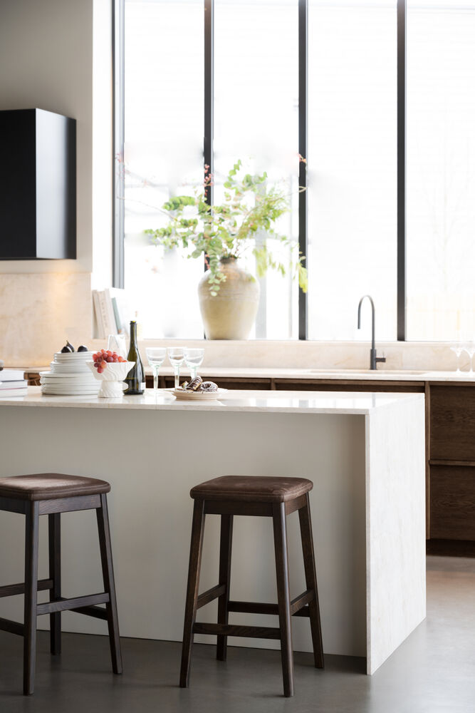 Livermore pall brun ek/mörkbrun läder-textil, en produkt av hög kvalitet till bra pris från Ulfåsa möbler