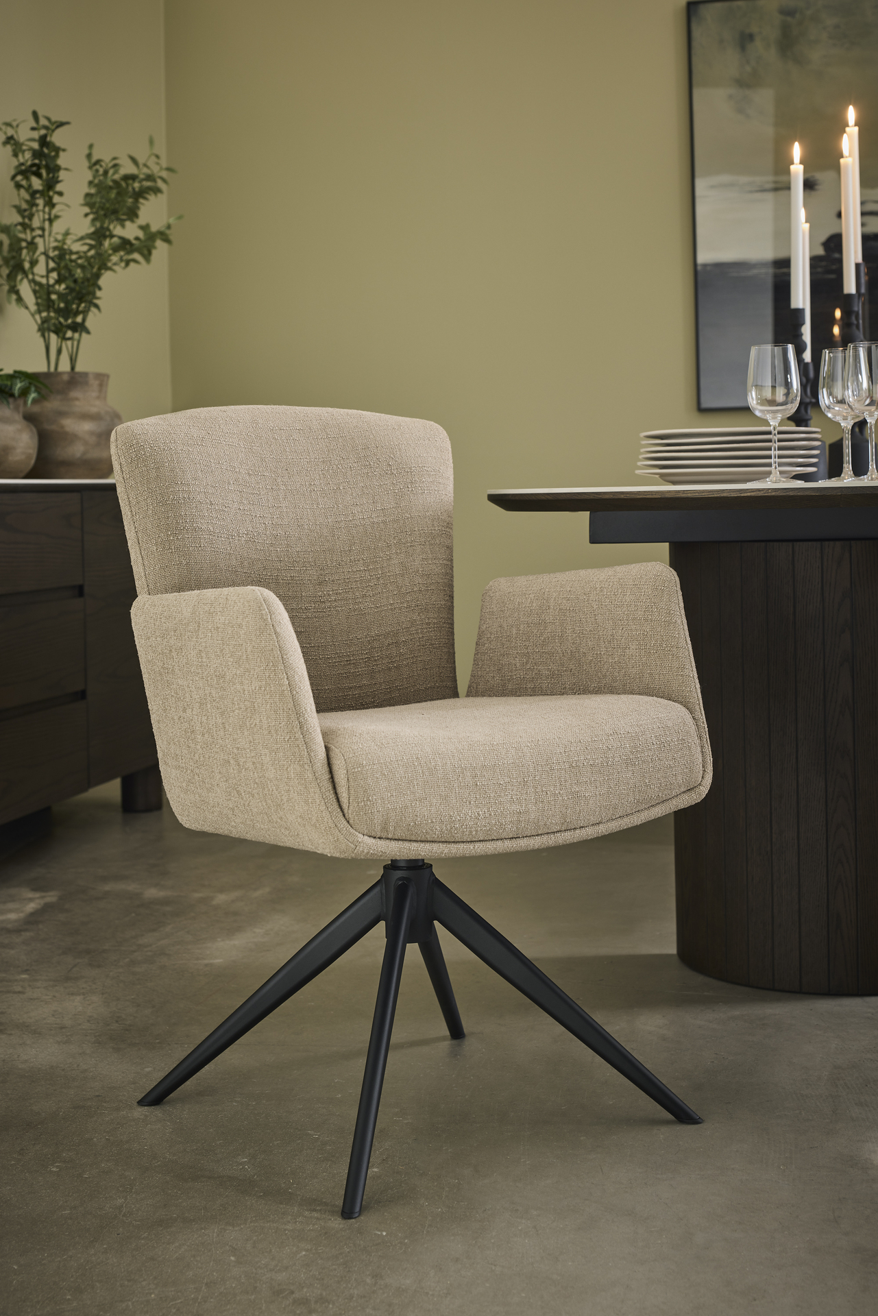 VARIO Matstol med snurr beige, en produkt av hög kvalitet till bra pris från Ulfåsa möbler