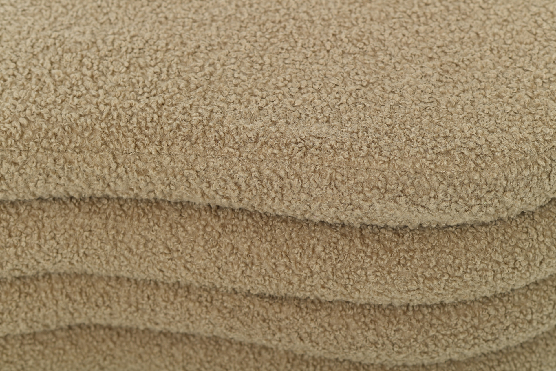 EBB Bänk med organisk form, beige , en produkt av hög kvalitet till bra pris från Ulfåsa möbler