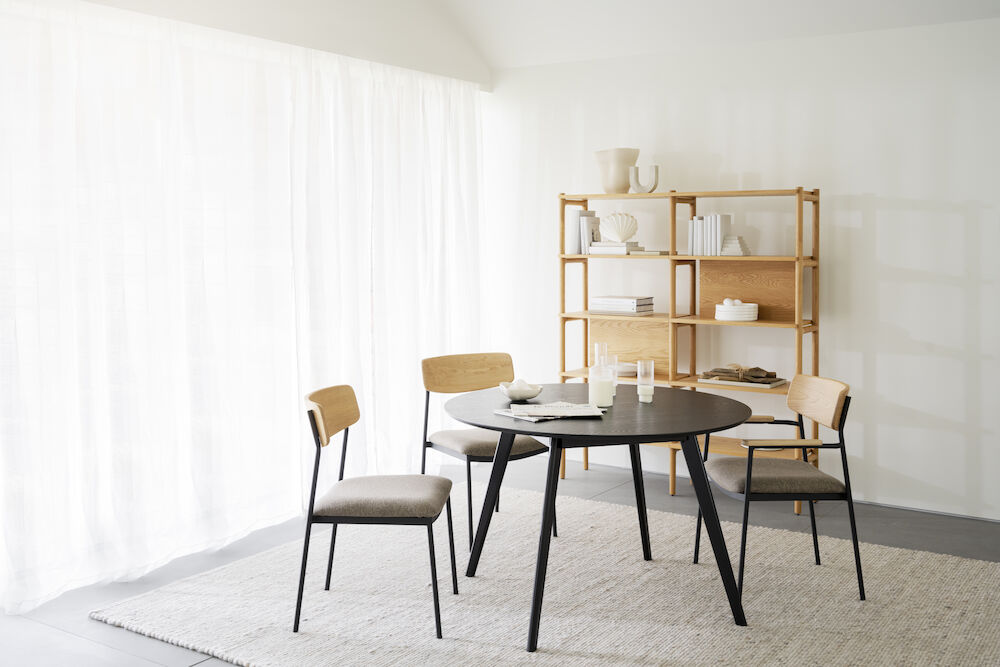 Maymont karmstol ekrygg/mörkbeige tyg/svart metall stapelbar, en produkt av hög kvalitet till bra pris från Ulfåsa möbler