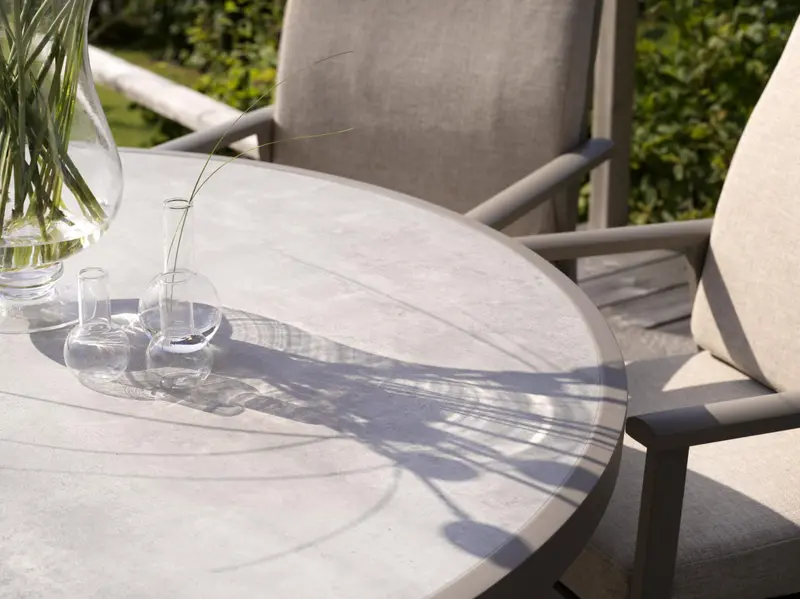 Samvaro karmstol Khaki/Sand, en produkt av hög kvalitet till bra pris från Ulfåsa möbler