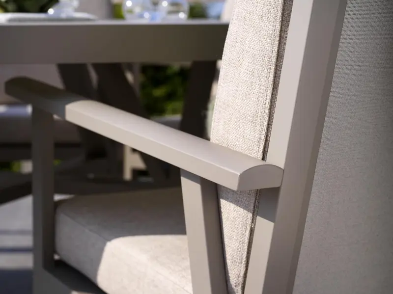 Samvaro karmstol Khaki/Sand, en produkt av hög kvalitet till bra pris från Ulfåsa möbler