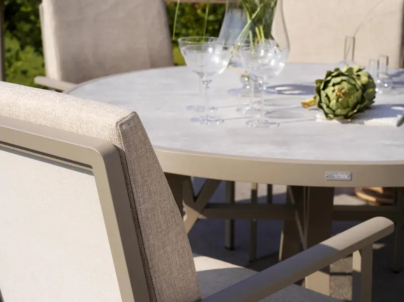 Samvaro karmstol Khaki/Sand, en produkt av hög kvalitet till bra pris från Ulfåsa möbler