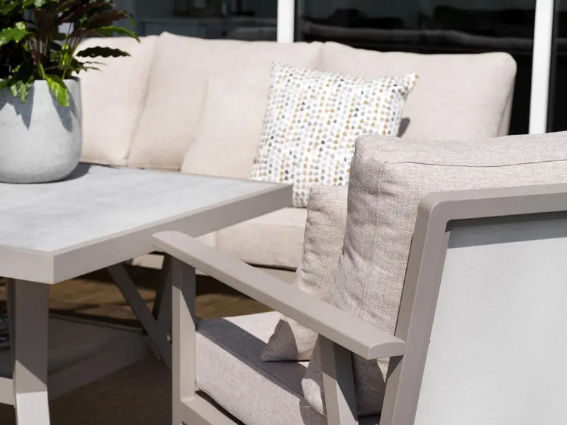 Samvaro High 3-sitssoffa Khaki/Sand, en produkt av hög kvalitet till bra pris från Ulfåsa möbler