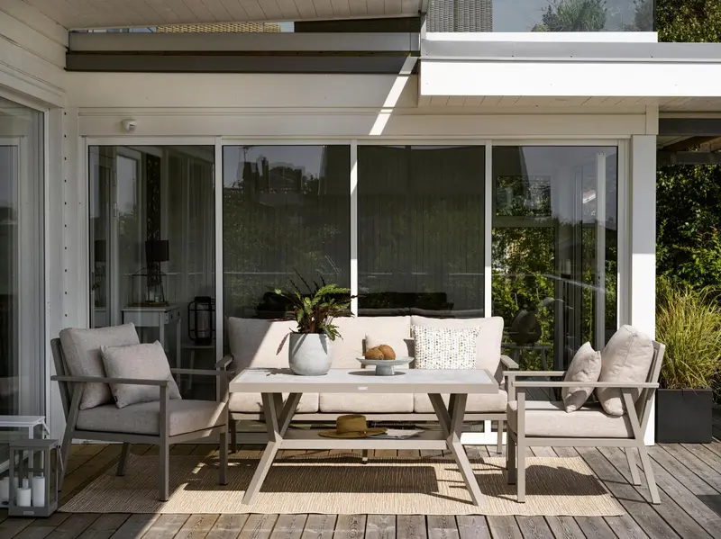 Samvaro High 3-sitssoffa Khaki/Sand, en produkt av hög kvalitet till bra pris från Ulfåsa möbler