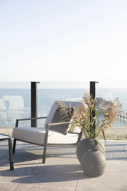 Lyra fåtölj Svart/Sand, en produkt av hög kvalitet till bra pris från Ulfåsa möbler