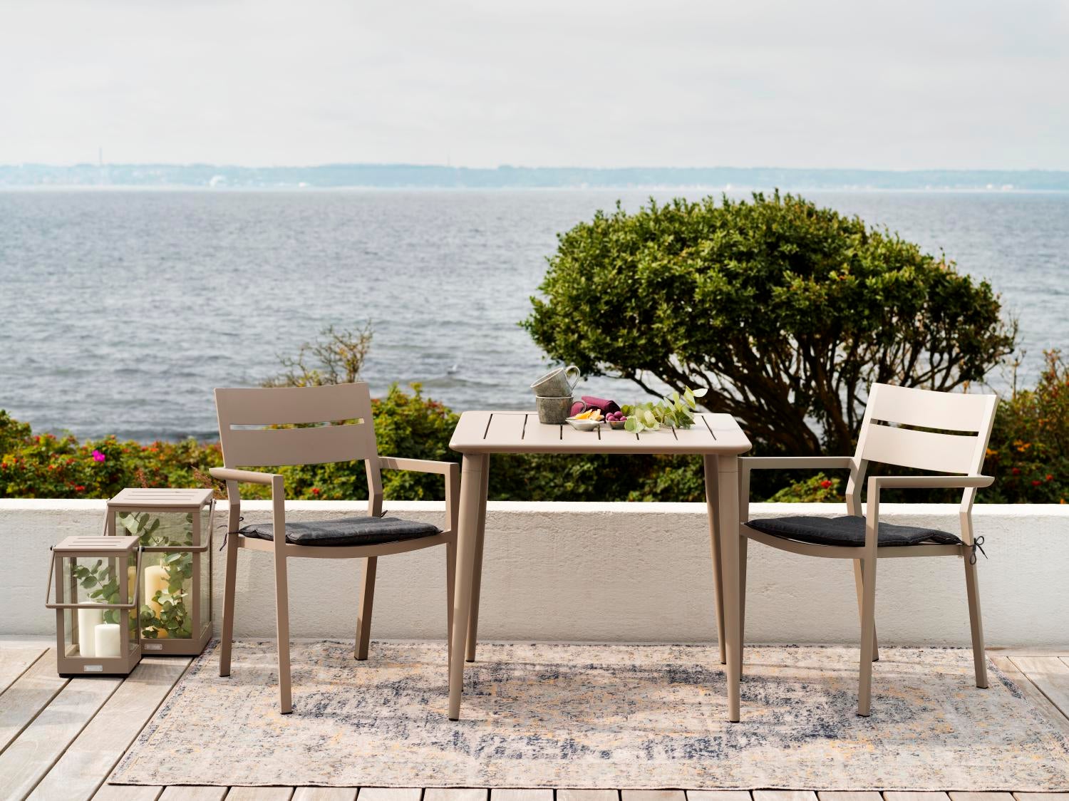 Delia karmstol Khaki, en produkt av hög kvalitet till bra pris från Ulfåsa möbler