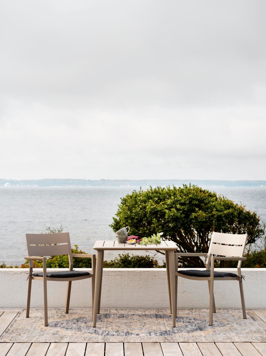 Delia karmstol Khaki, en produkt av hög kvalitet till bra pris från Ulfåsa möbler